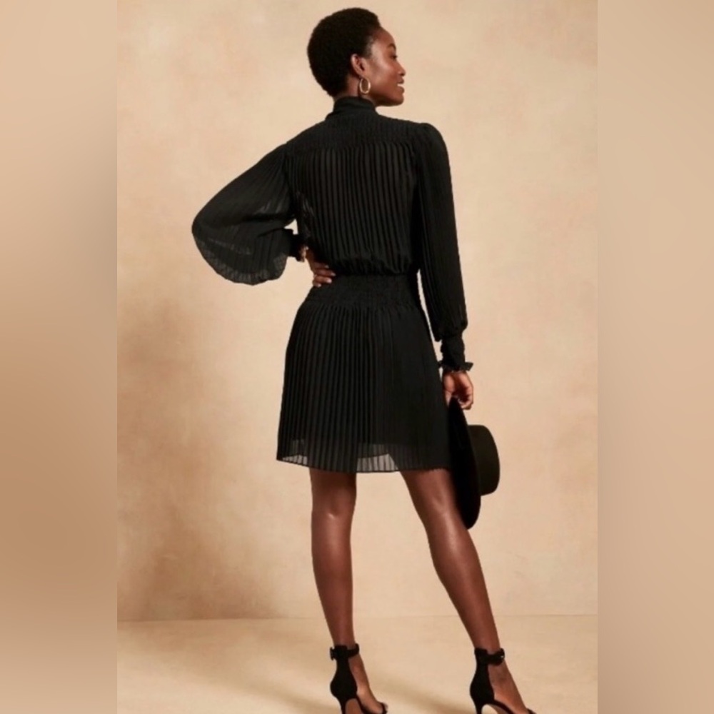 Banana Republic Elegant Black Pleated Long Sleeve Dress